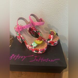 NEW Betsey Johnson Cheyne heeled platform sandals
